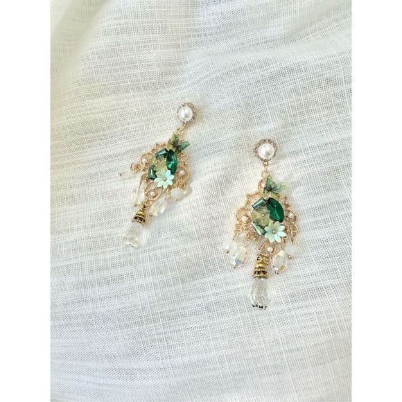 Green rhinestone chandelier earring with flowers & Butterfly - Picture 2 of 6